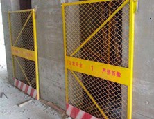 电梯安全门